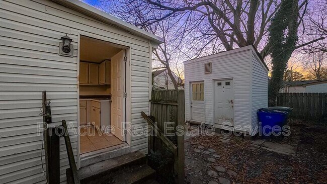 Building Photo - 3027 Peronne Ave