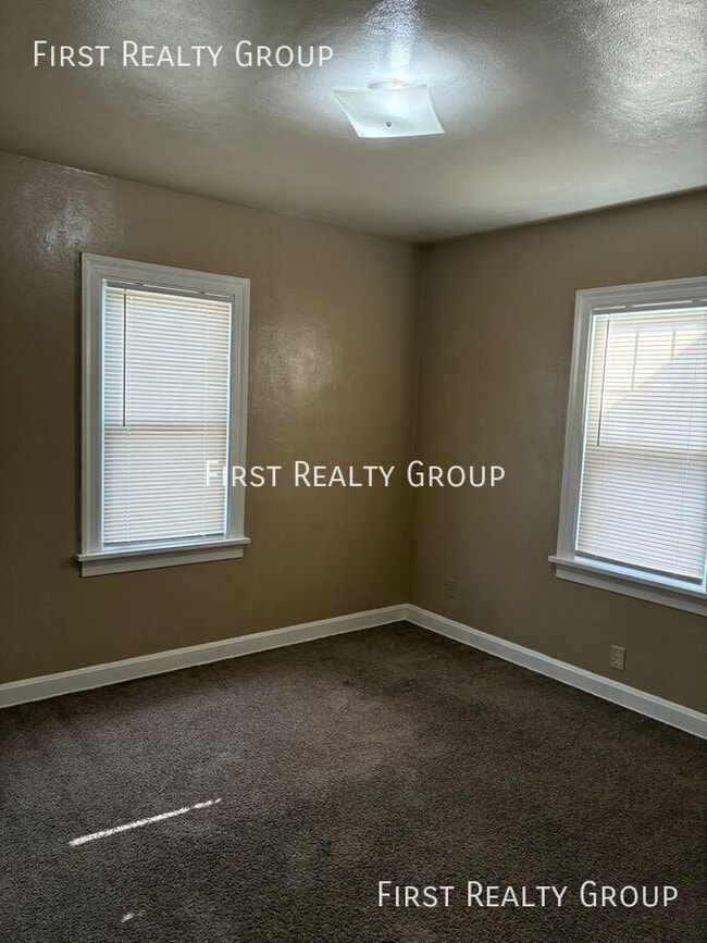 Building Photo - 2926 Catalpa Dr.