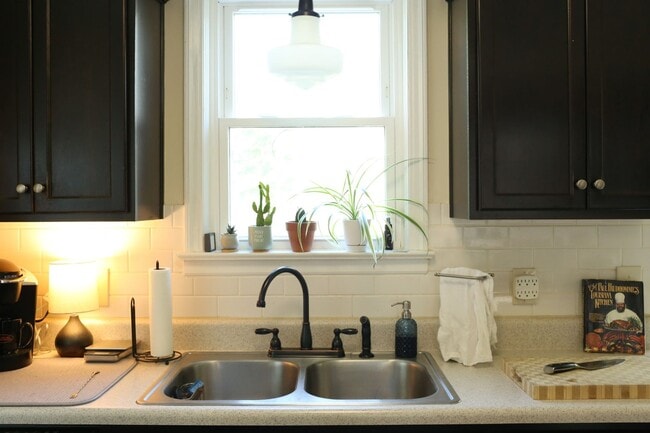 Building Photo - Awesome Cottage in the Heart of Inglewood/...