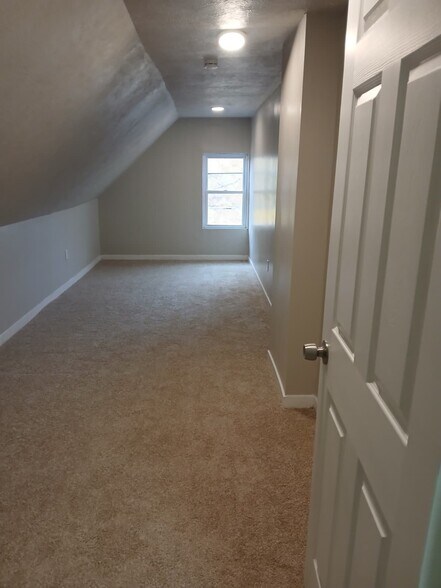 Building Photo - 713 E 156th St