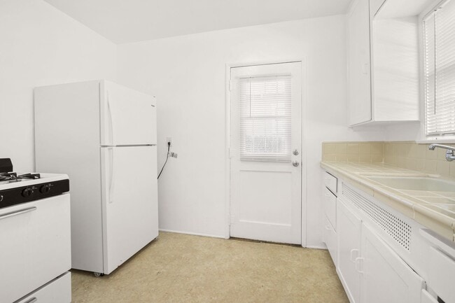 Building Photo - Charming Triplex Unit in Historic Rose Park