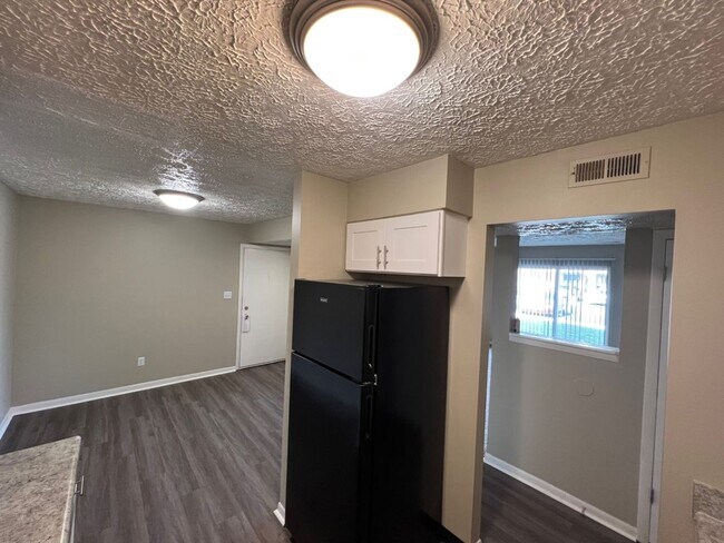Building Photo - Spacious One Bedroom Apartment with W/D Connection!
