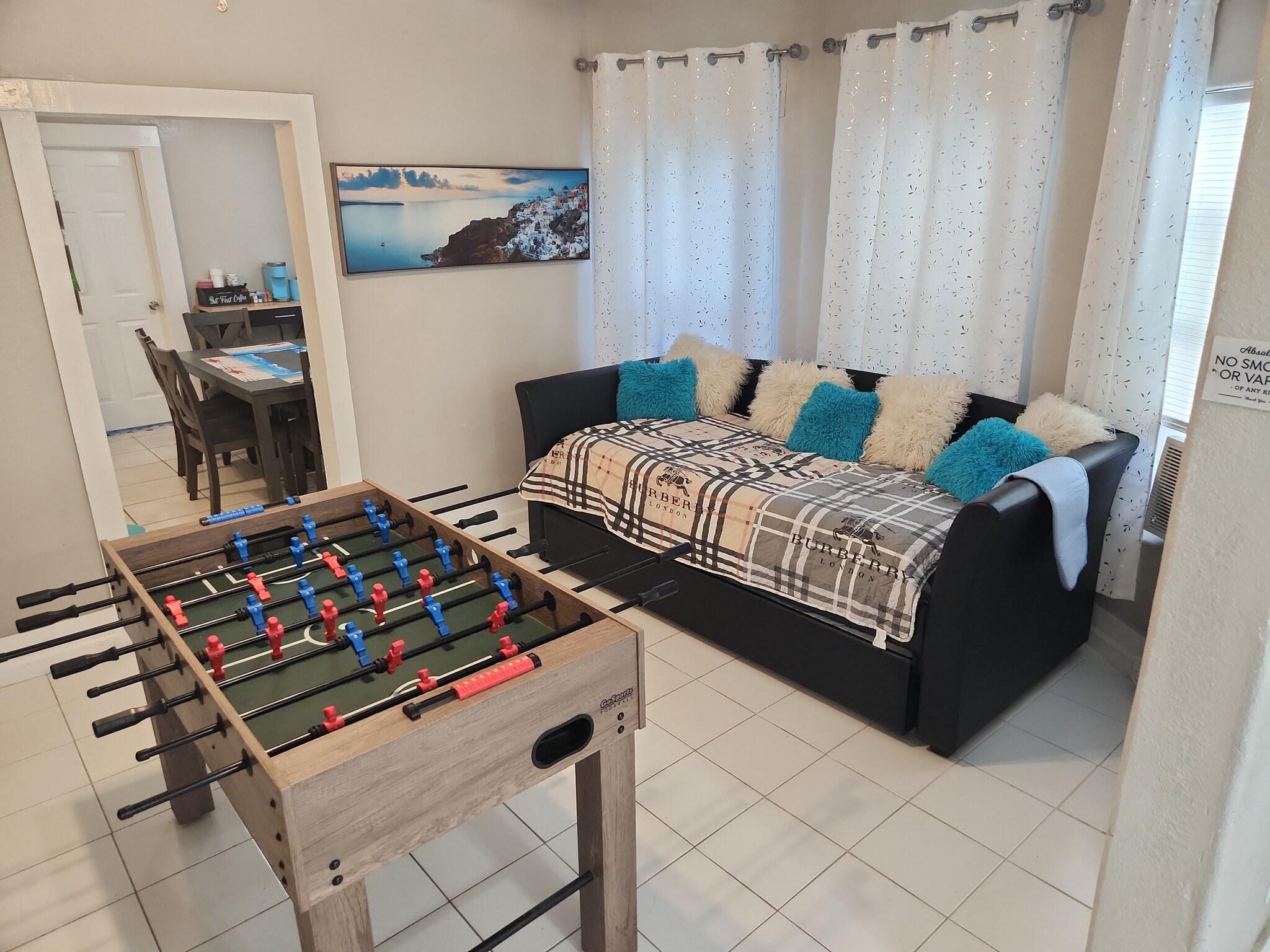 Daybed/Officedesk/Fooseball - 2605 Avenue Q