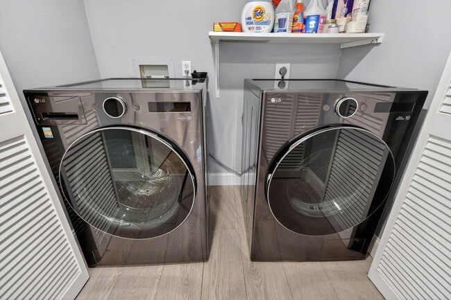 Building Photo - 805 Mainsail Cir