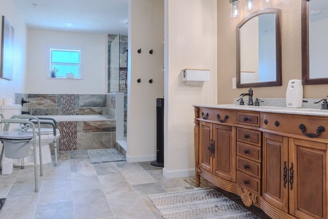 Building Photo - 1875 Williams Manor Ave