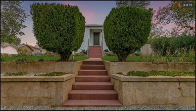 Building Photo - Furnished 3 Bedroom Downtown Home On Corne...