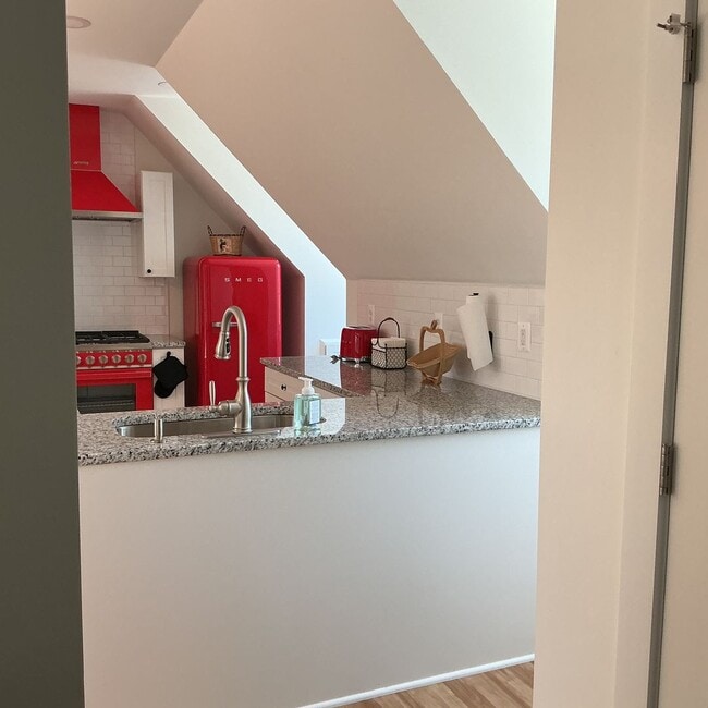 Building Photo - Perfect 1 Bedroom Fully Finished Apartment