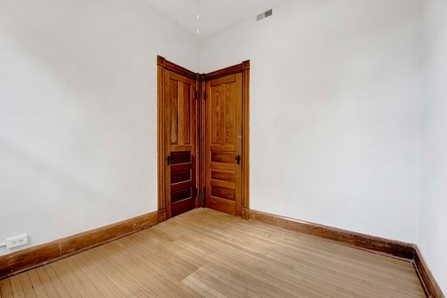 Building Photo - 825 W Armitage Ave