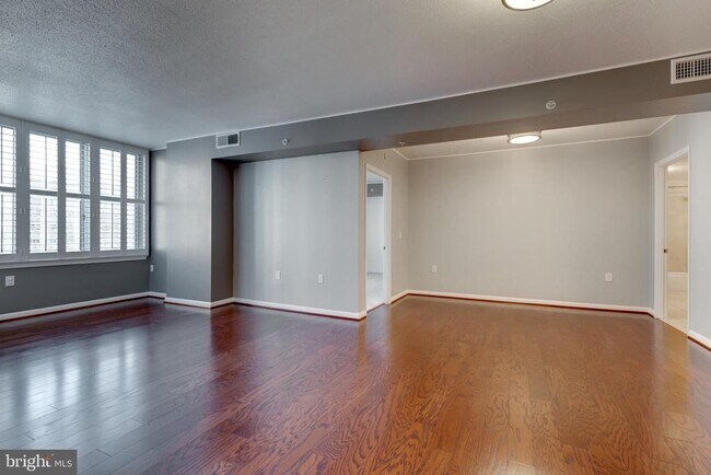 Building Photo - 851 N Glebe Rd