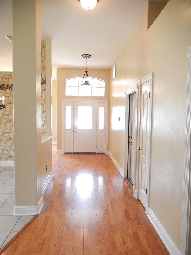 Building Photo - 3327 Dartmouth Dr