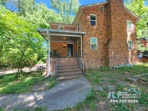 Building Photo - Spacious 3 Bed/2.5 Bath Duplex With Basement.