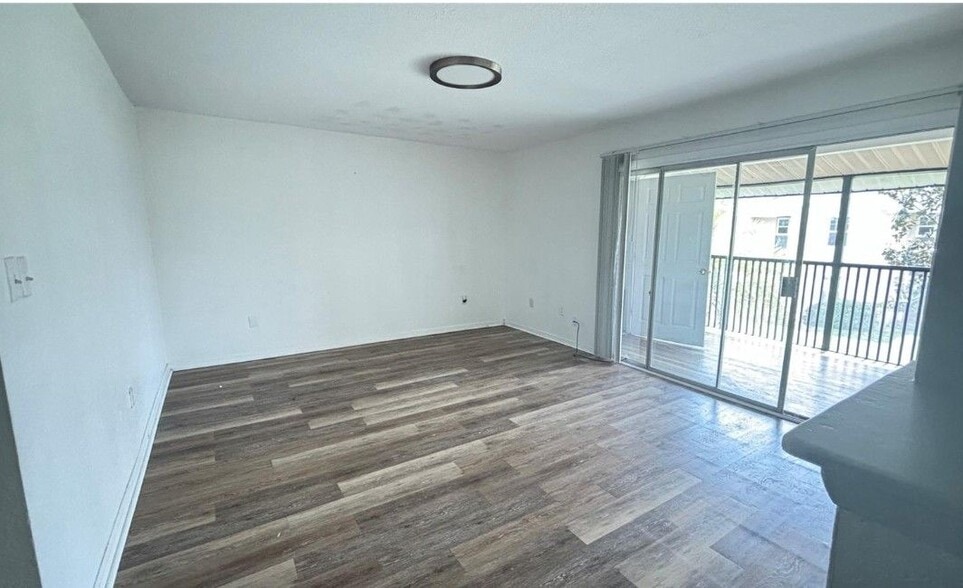 Building Photo - 860 Sky Lake Cir