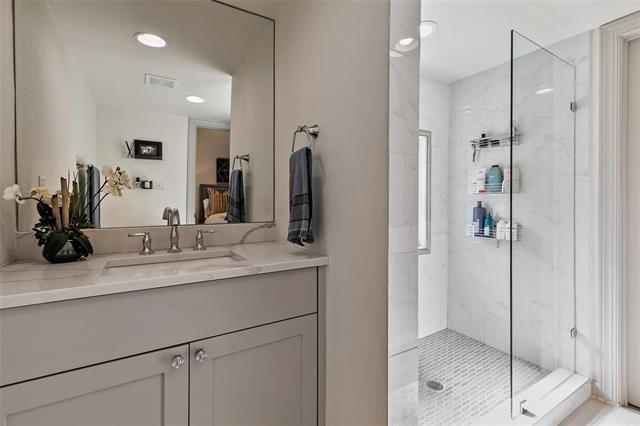 Building Photo - 5921 Kenwood Ave