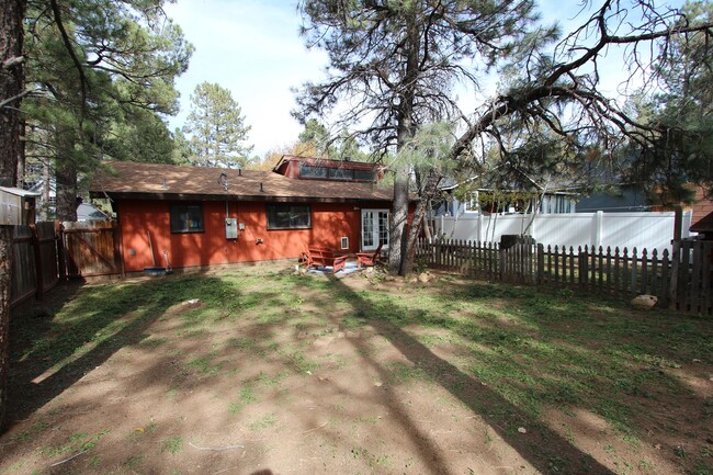 Building Photo - Cute Mountainaire home