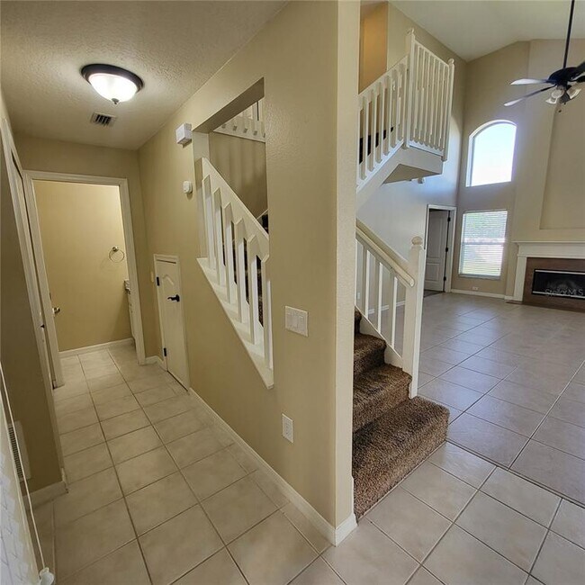 Building Photo - 25903 Bloomsbury Ct