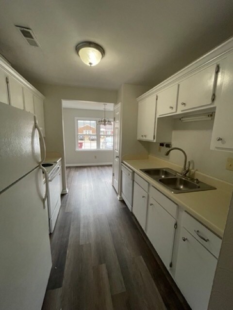 Building Photo - Come visit this cute 3 bedroom 1.5 bath in Chesapeake
