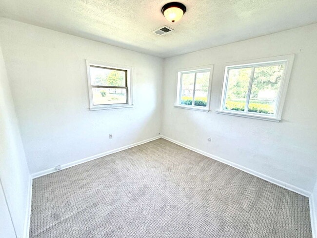 Building Photo - 523 S 28th St
