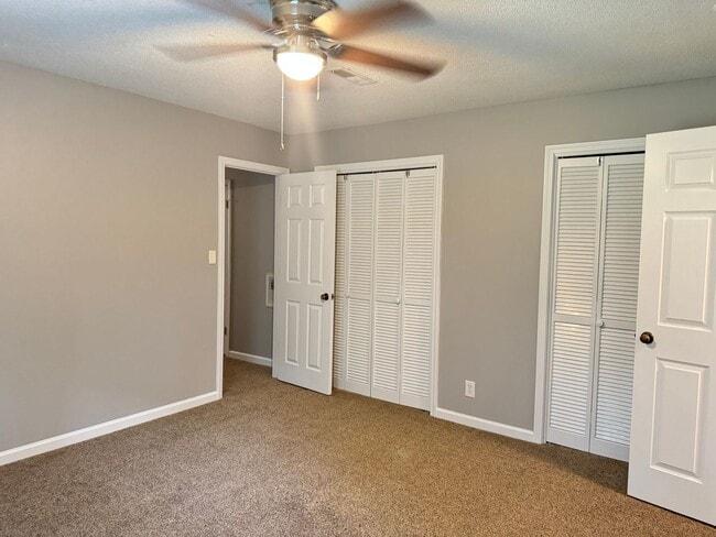 Building Photo - Exit 8! Rossview School. 4 Bed/2 Bath over 1700 Sq.ft!