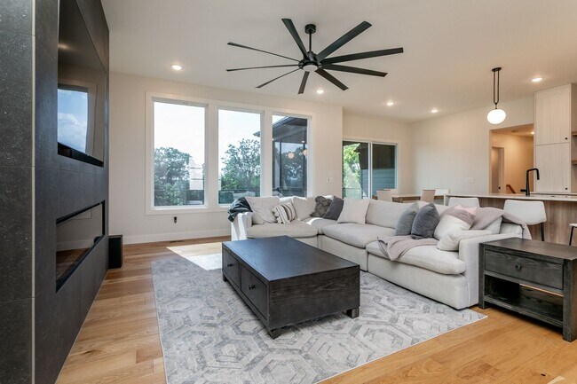 Building Photo - Luxury Breckenridge Park Home