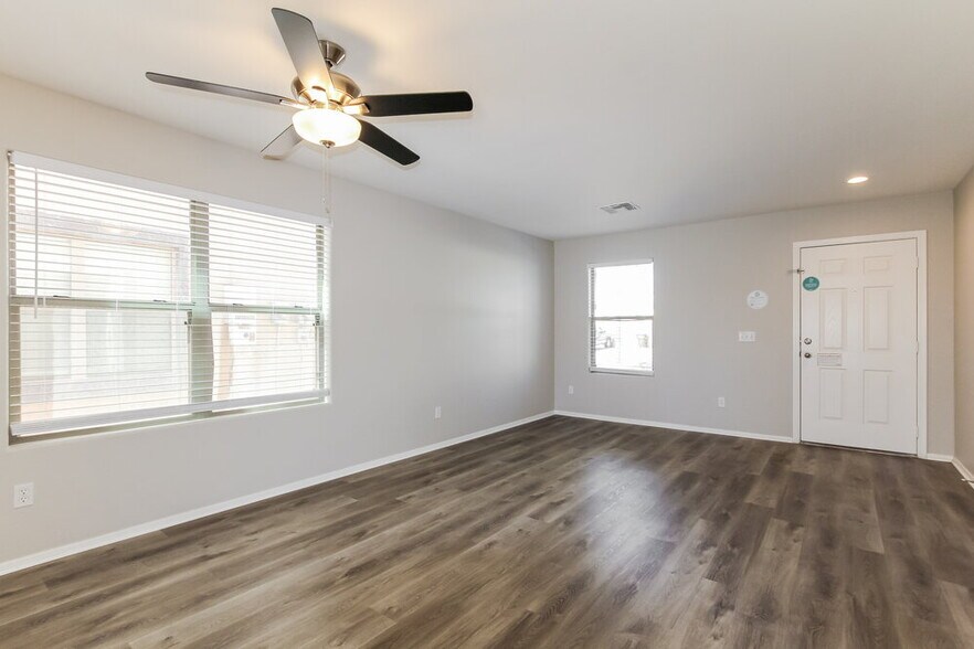 Building Photo - 973 E Doris St