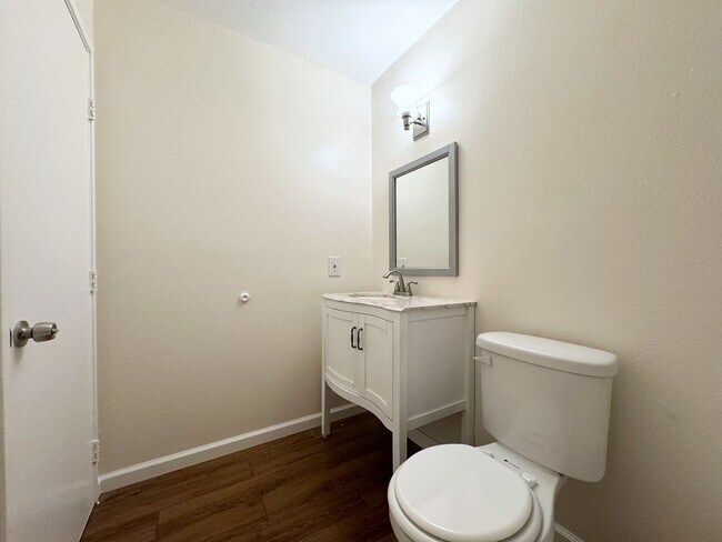 Building Photo - AVAILABLE NOW!! 3 Bed / 2 Bath Home in Des...