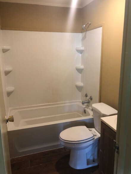 Building Photo - 124 Town Homes Dr