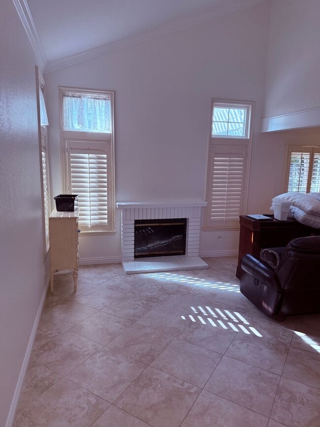 Building Photo - Updated 3BD/2.5BA 2-Story Townhouse in Pri...
