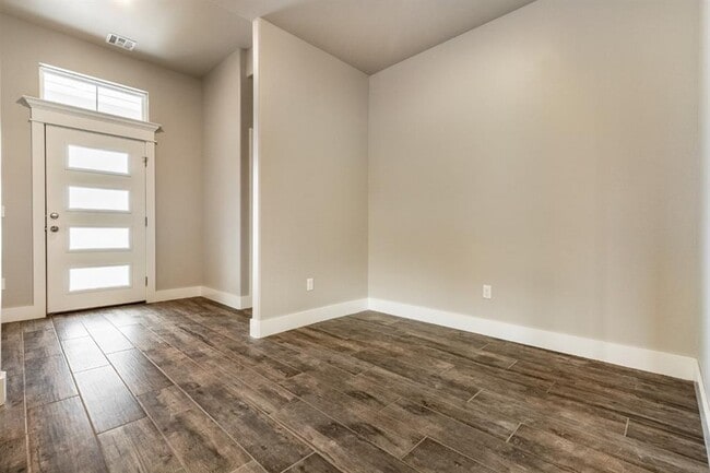 Building Photo - 2541 Fallview Dr