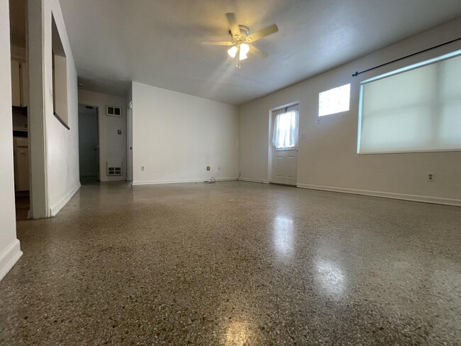 Building Photo - 335 Hernando St
