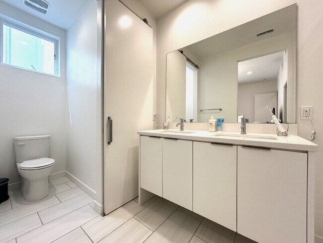 Building Photo - 10917 1/2 Otsego St