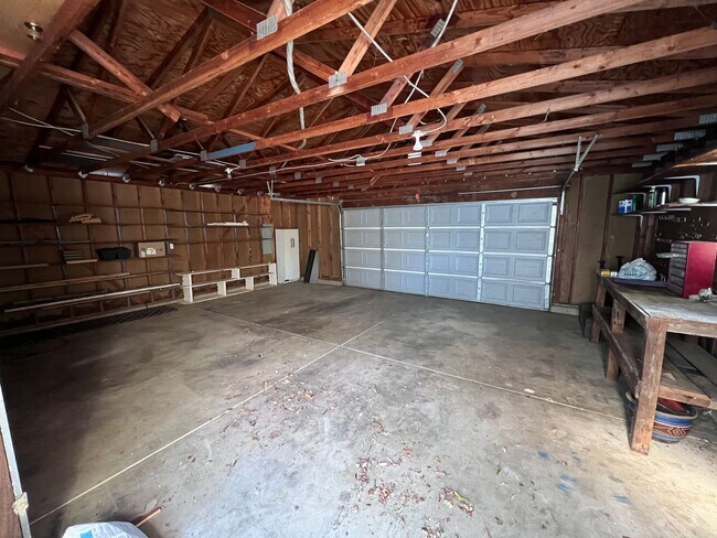 Building Photo - Country Setting 4-bedroom, 2-bathroom home!