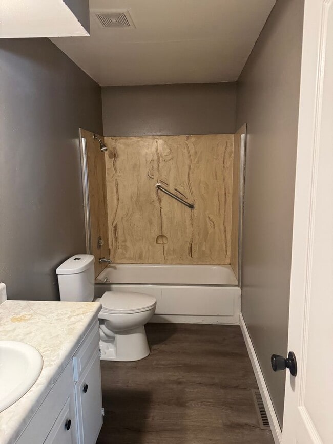 Building Photo - 2 Bedroom | 1 bath - Remodeled Unit Locate...