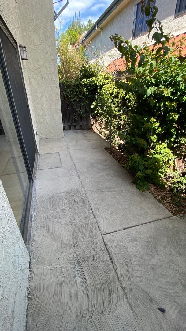 Building Photo - Spacious and Renovated Santa Monica Townhouse - Walker's Paradise 12th and Wilshire!