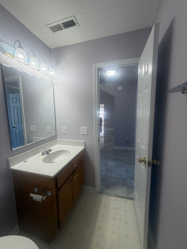 Building Photo - 3560 Oleander Dr