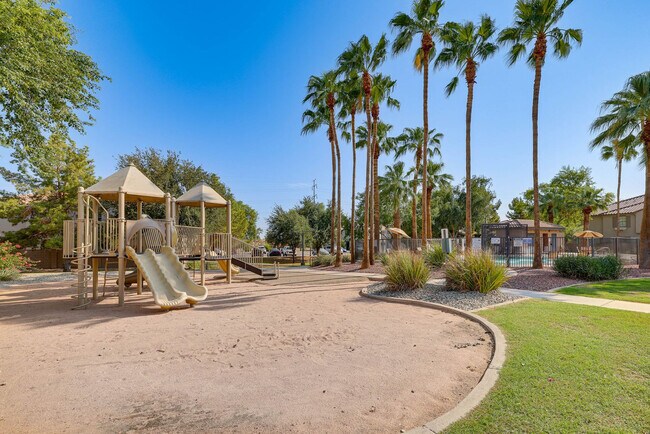 Building Photo - 2837 E Dunbar Dr