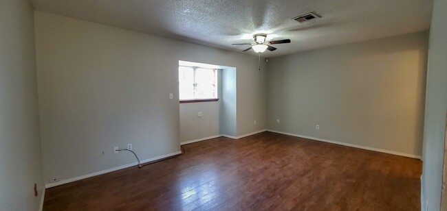 Building Photo - 3 Bedroom 1.5 Bath with Garage
