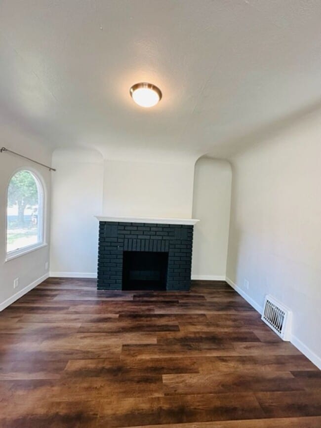 Building Photo - Adorable remodeled in 2023 2 bedroom 1 bathroom duplex available soon!