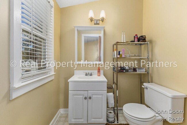 Building Photo - Spacious 3-Bedroom Home in Alger Heights – Modern Kitchen, Private Yard & Garage