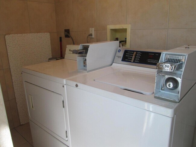 Building Photo - 405 N Cypress Dr