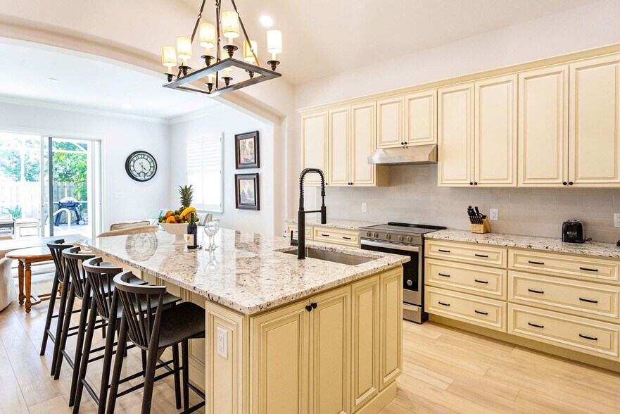 Building Photo - 828 110th Ave N