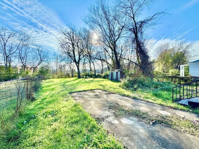 Building Photo - 2071 Hubert Ave