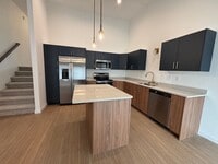 Building Photo - 3 Bed 3 Bath Townhome