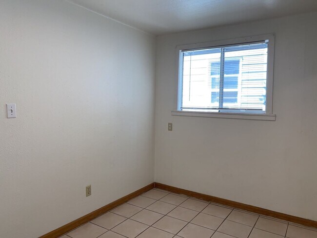 Building Photo - STUDENTS WELCOME! Cute 4-Bedroom / 1-Bath Home w/ Spacious Fenced Yard