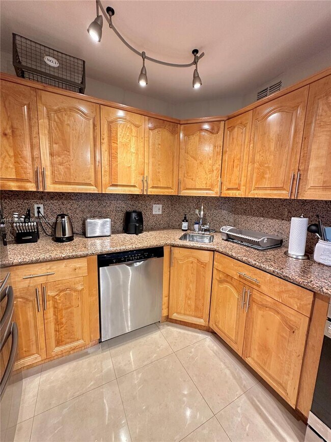 Building Photo - 300 Bayview Dr