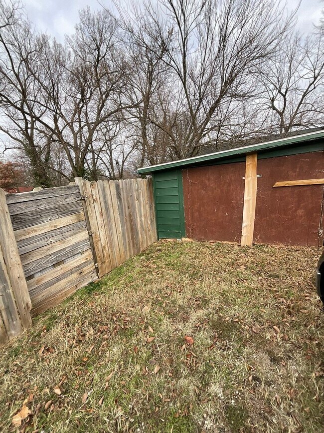 Building Photo - 2 bedroom/1 bath house for rent