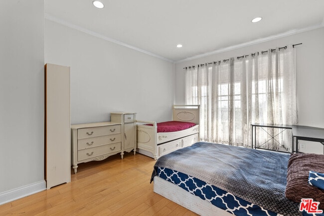 Building Photo - 1260 S Beverly Glen Blvd