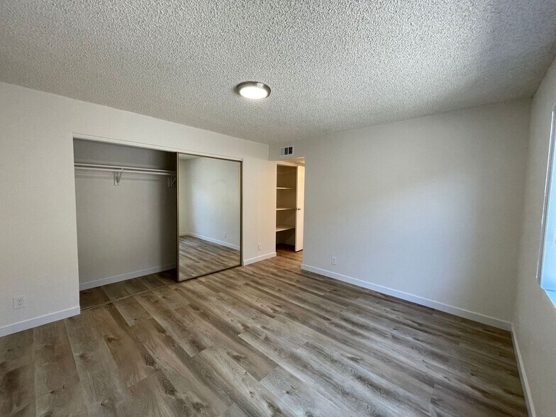 Building Photo - 221 W Elm Ave