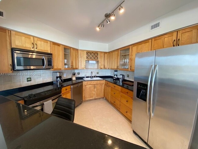 Building Photo - 5151 Collins Ave