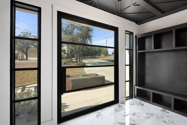 Building Photo - 8610 Grandview Dr