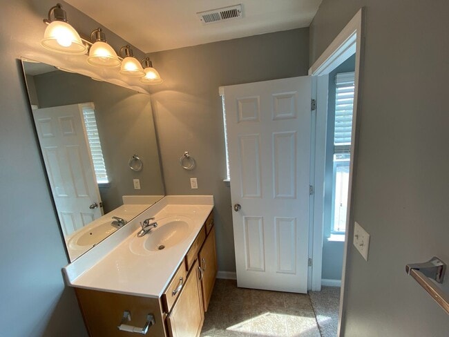 Building Photo - Beautiful Townhome located in the Cedar Mill Complex!